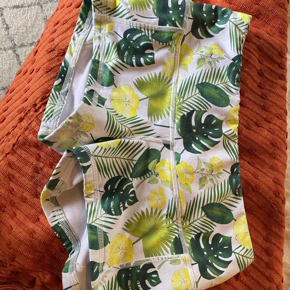 FLEO shorts size small